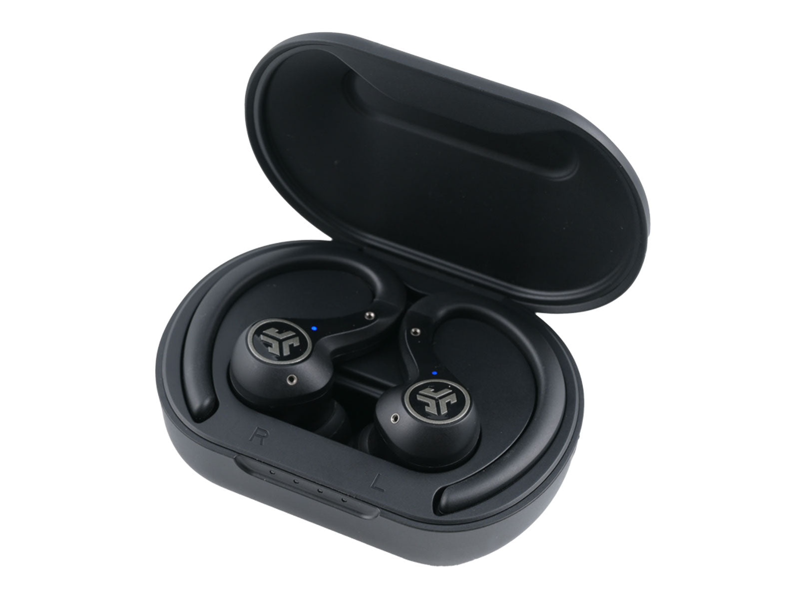 JLab Epic Air Sport ANC True Wireless Earbuds In-Ear Kopfhörer Schwarze kabellose Ohrhörer liegen in einem offenen Ladeetui, das mit „L“- und „R“-Anzeigen gekennzeichnet ist; Das Logo ist auf jedem Ohrhörer sichtbar.