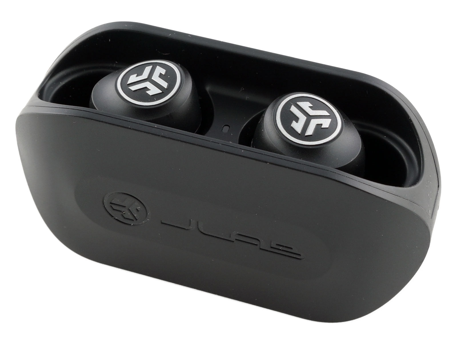 JLab Go Air True Wireless Earbuds In-Ear Kopfhörer Schwarze kabellose Ohrhörer liegen in einem passenden Ladeetui. Auf den Ohrhörern befindet sich das JLab Logo, und auf der Hülle sind das gleiche Logo und der stilisierte Text „JLab“ zu sehen.