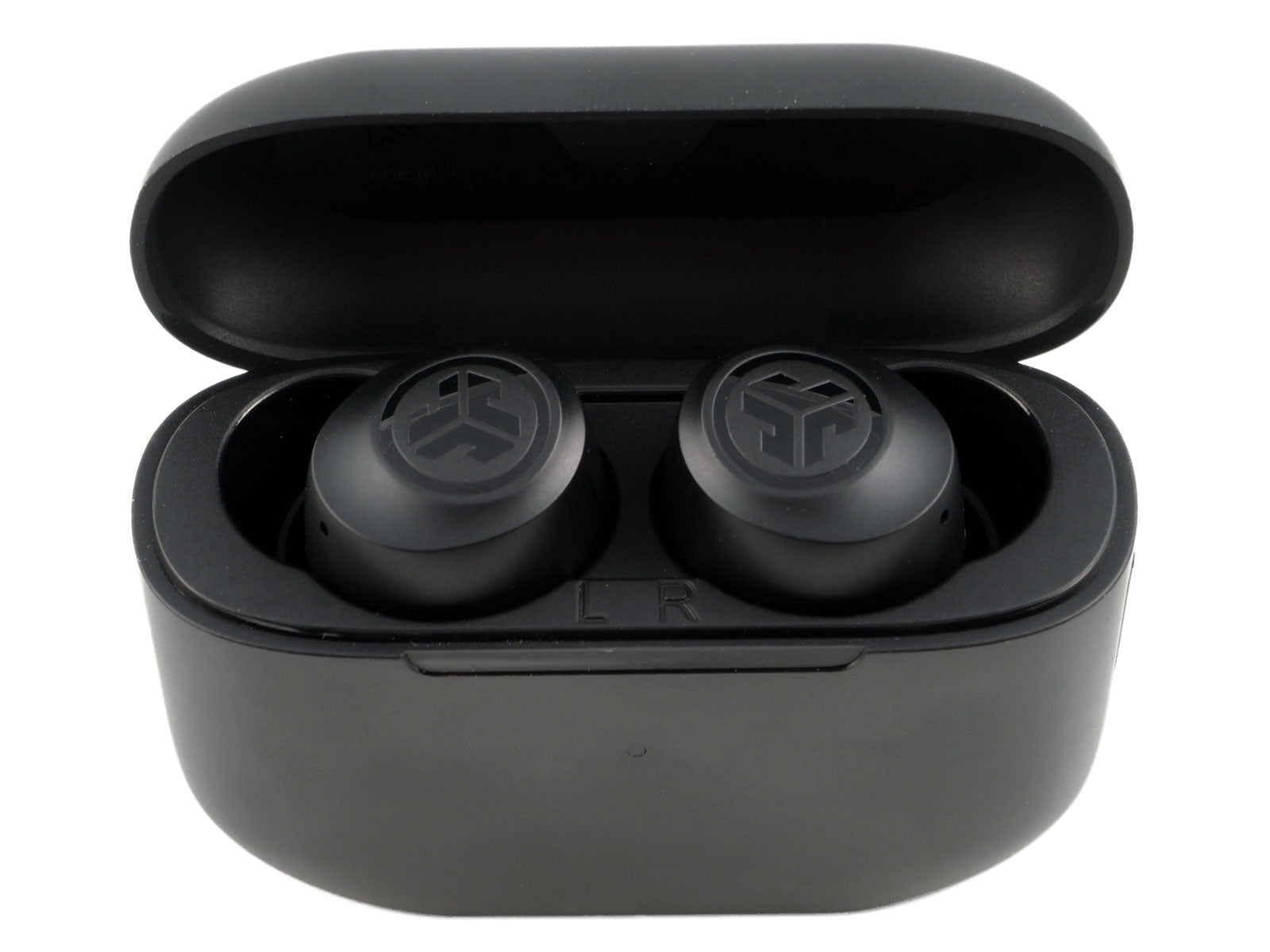 JLab GO Air POP True Wireless Earbuds In-Ear Kopfhörer Zwei schwarze Ohrhörer liegen in einem ovalen Ladeetui mit Klappdeckel. Auf den Ohrhörern befindet sich jeweils ein Logo und auf dem Gehäuse ist „L“ und „R“ für links und rechts beschriftet.