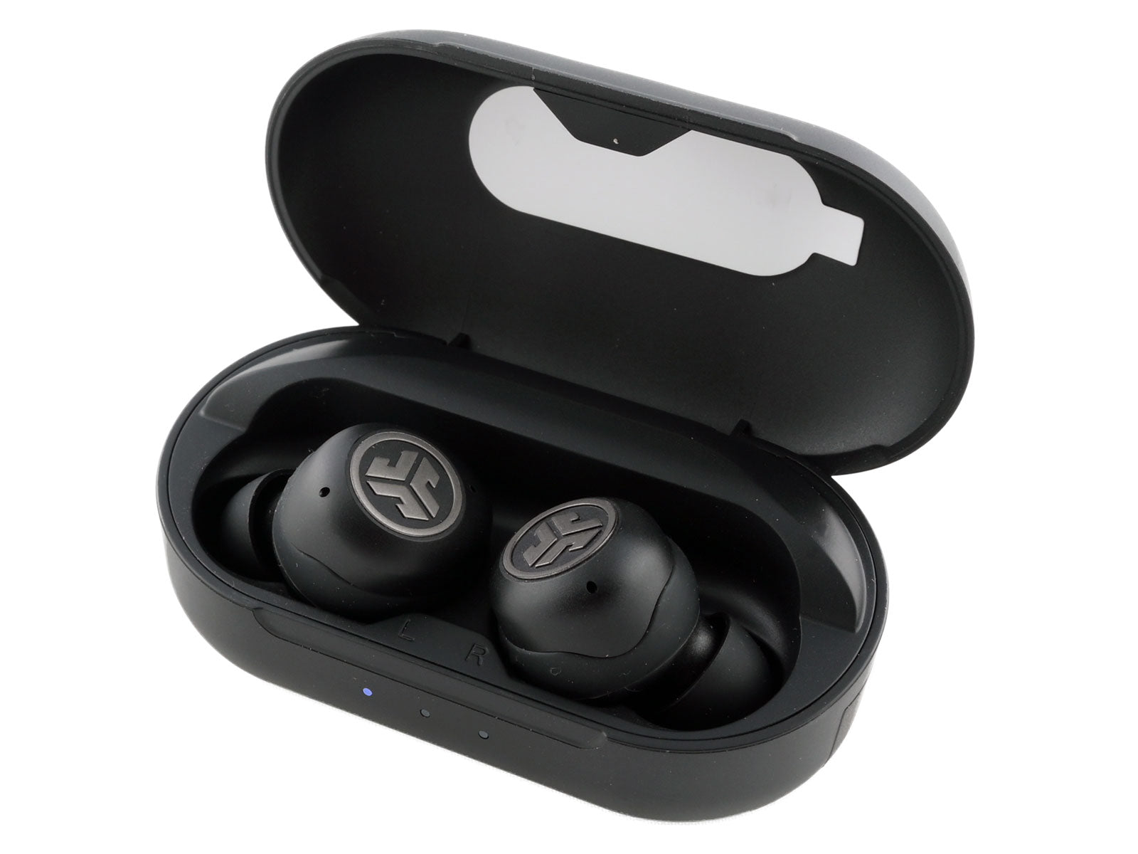 JLab JBuds Air ANC True Wireless Earbuds In-Ear Kopfhörer Zwei schwarze kabellose Ohrhörer liegen in einem offenen schwarzen Ladeetui mit zwei blauen LED-Anzeigen. Das Gehäuse verfügt über beschriftete Steckplätze „L“ und „R“ und wird auf eine schlichte, weiße Unterlage gestellt.