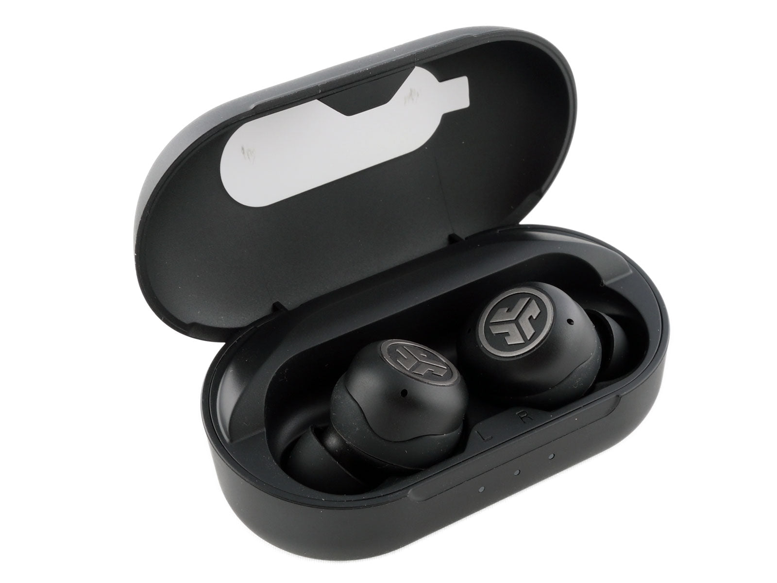 JLab JBuds Air ANC True Wireless Earbuds In-Ear Kopfhörer Ein Paar schwarzer kabelloser Ohrhörer in einem offenen Ladeetui mit zwei blauen Kontrollleuchten auf einem schlichten weißen Hintergrund.