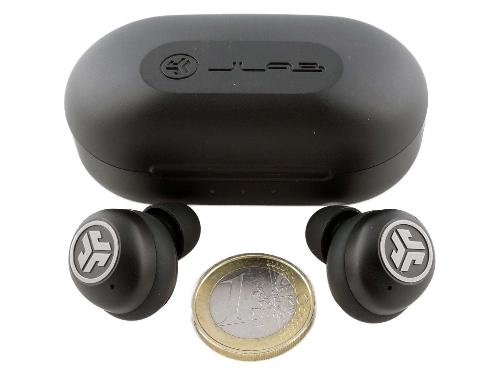 JLab JBuds Air ANC True Wireless Earbuds In-Ear Kopfhörer Zwei schwarze kabellose Ohrhörer mit dem JLab-Logo und einem Ladeetui dahinter, daneben eine Ein-Euro-Münze für den Größenvergleich auf weißem Hintergrund.