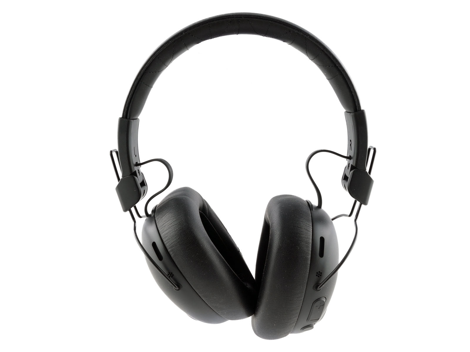 JLab Studio Pro ANC Wireless Over-Ear Kopfhörer Ein Paar schwarzer Over-Ear-Kopfhörer mit gepolsterten Ohrmuscheln und Kopfbügel, mit dem Buchstaben „R“ auf der rechten Einstellplatte und "L" auf der linken. Die Innenpolsterung der Ohrmuscheln ist schwarz.