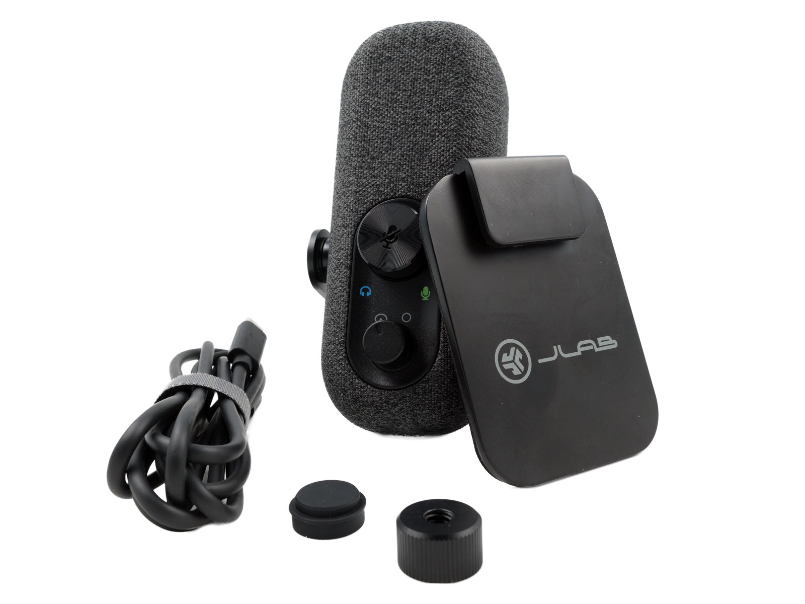 JLab Go Talk USB Microphone Ein kompaktes, schwarzes JLab-Mikrofon, inklusive Verbindungskabeln, einer Base aus Metall mit „JLab“-Branding und zwei kleinen Befestigungszubehörteilen, alles vor einem weißen Hintergrund platziert.