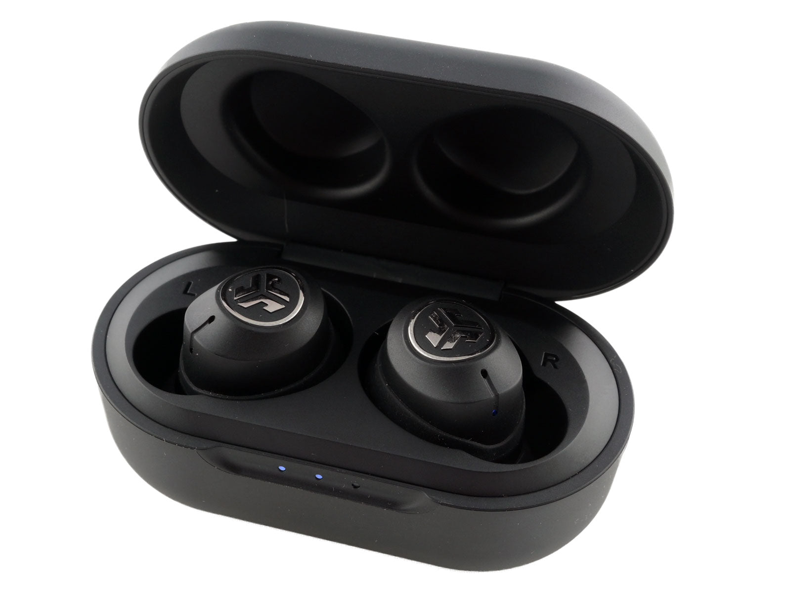 JLab JBuds Air ANC True Wireless Earbuds In-Ear Kopfhörer Ein geöffnetes Ladeetui aus einer leicht seitlichen Perspektive. Die beiden Ohrhörer sind in den dafür vorgesehenen Ladeschächten eingesetzt. Das Jlab Logo ist auf jedem der beiden Ohrenhörer in silber sichtbar. Am Ladeetui leuchten zwei von drei blauen LED Lämpchen.