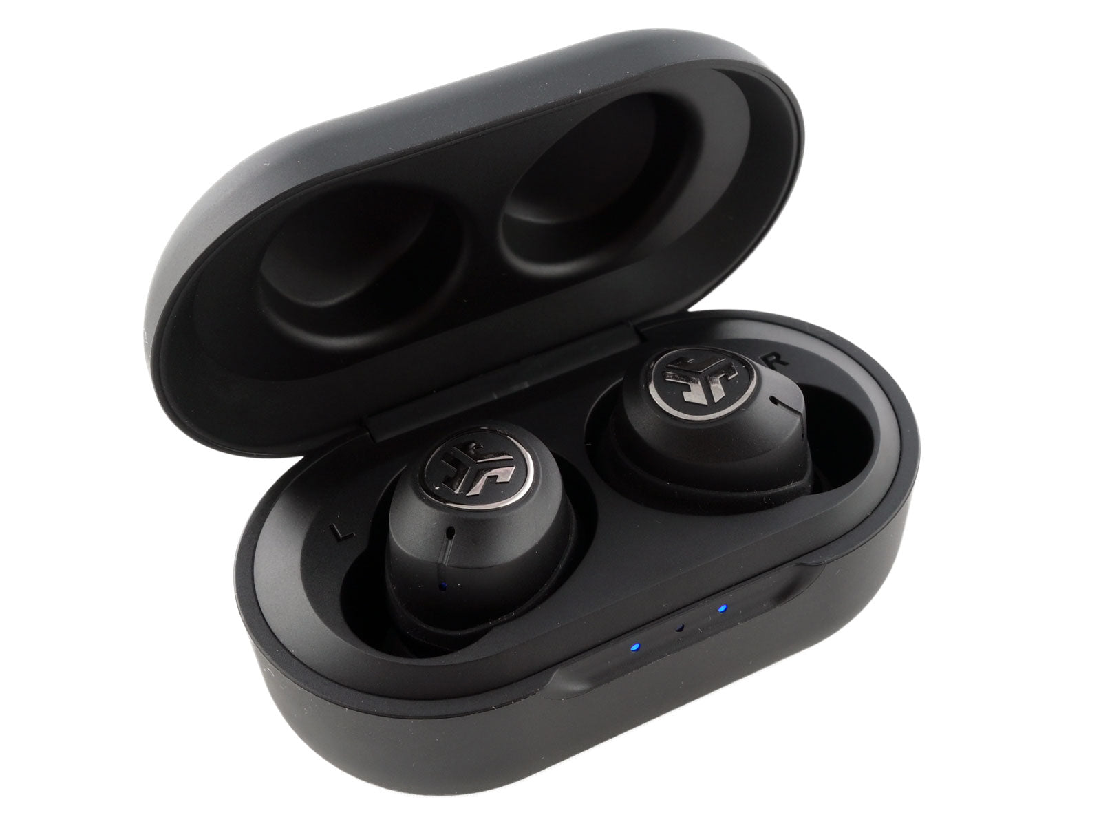 JLab JBuds Air ANC True Wireless Earbuds In-Ear Kopfhörer Ein geöffnetes Ladeetui aus einer leicht seitlichen Perspektive auf weißem Hintergrund. Die beiden Ohrhörer sind in den dafür vorgesehenen Ladeschächten eingesetzt. Das Jlab Logo ist auf jedem der beiden Ohrenhörer in silber sichtbar. Am Ladeetui leuchten die zwei äußeren von den drei blauen LED Lämpchen.