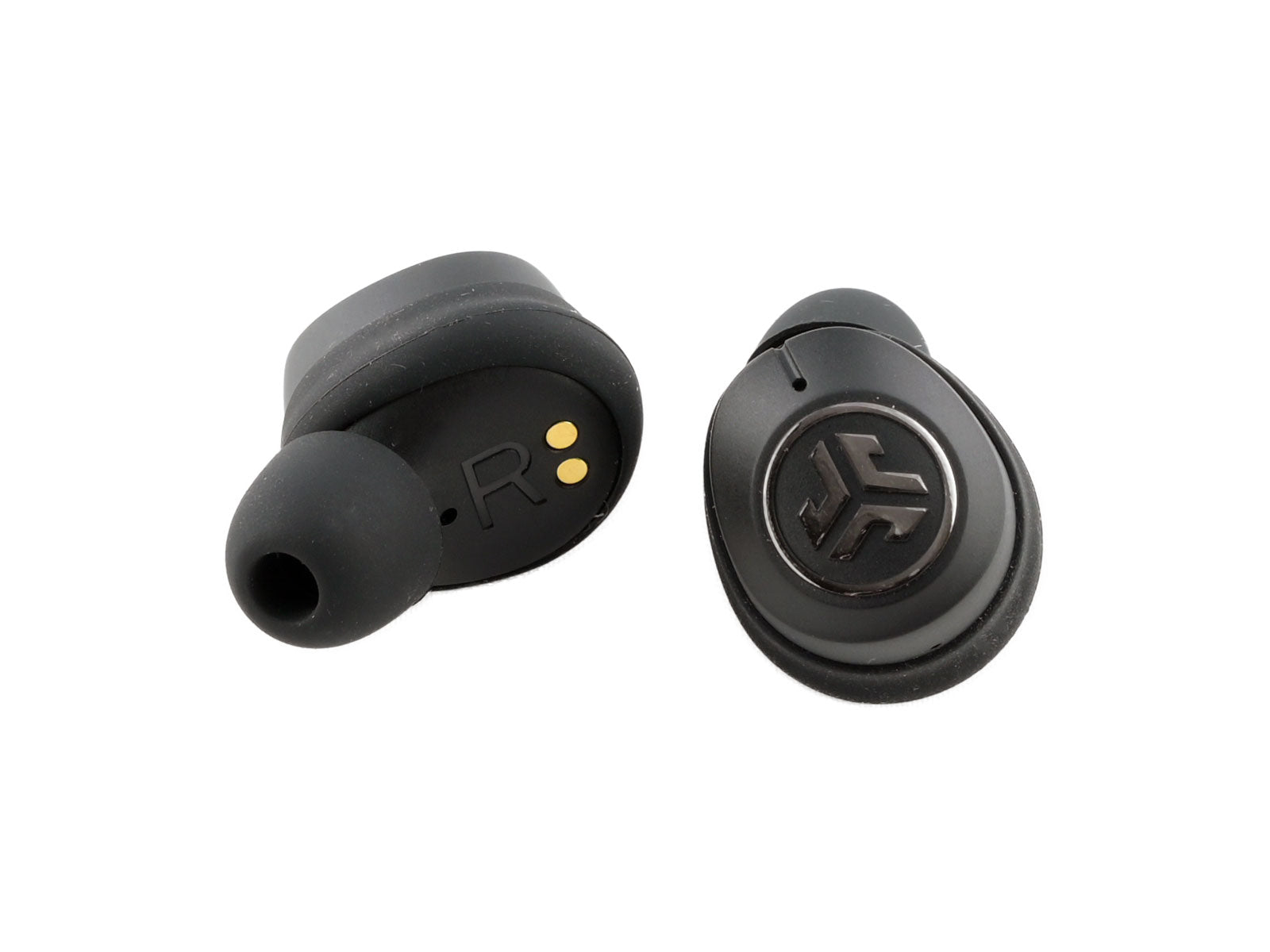 JLab JBuds Air ANC True Wireless Earbuds In-Ear Kopfhörer Auf weißem Hintergrund sind zwei kabellose schwarze Ohrhörer abgebildet. An einem Ohrhörer sind goldene Ladekontakte sichtbar und der austauschbare Ohrentip. An dem anderen Ohrenhörer ist das silberne Jlab Logo zu sehen.