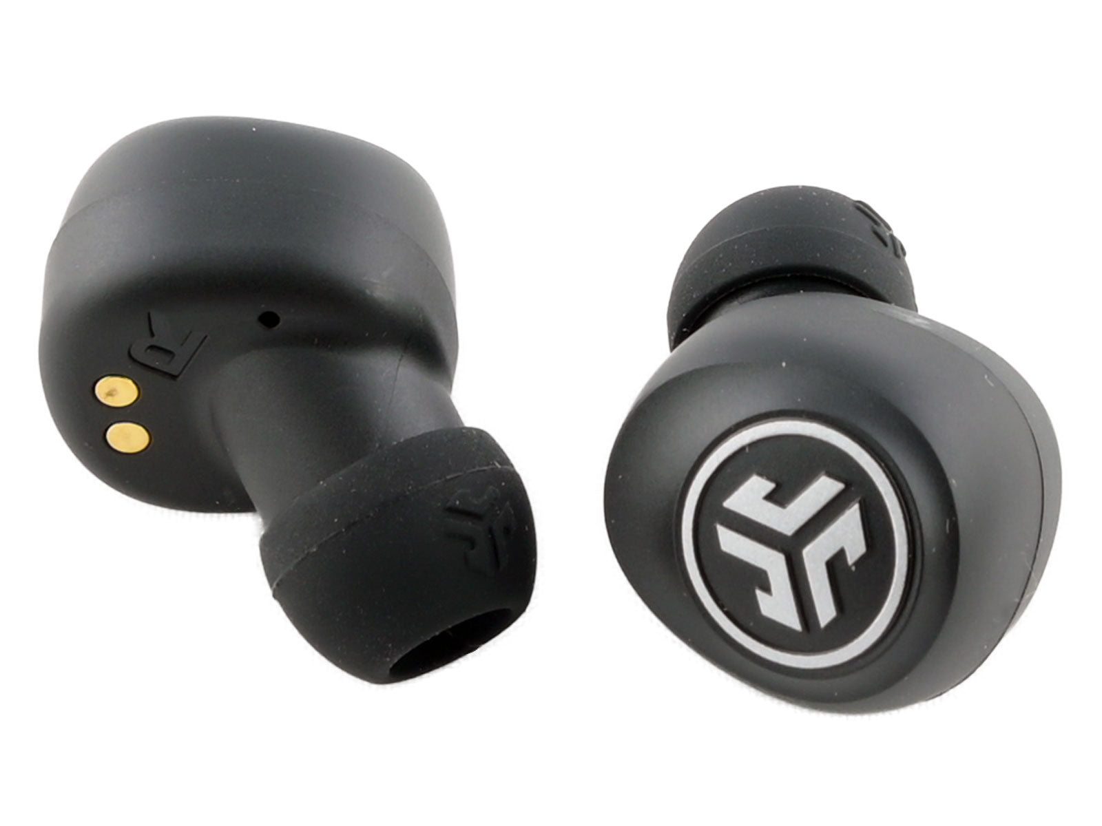  JLab Go Air True Wireless Earbuds In-Ear Kopfhörer Auf weißem Hintergrund sind zwei kabellose schwarze Ohrhörer mit einem Logo in Form von „JL“ in Kreisen abgebildet. An einem Ohrhörer sind goldene Ladekontakte sichtbar.