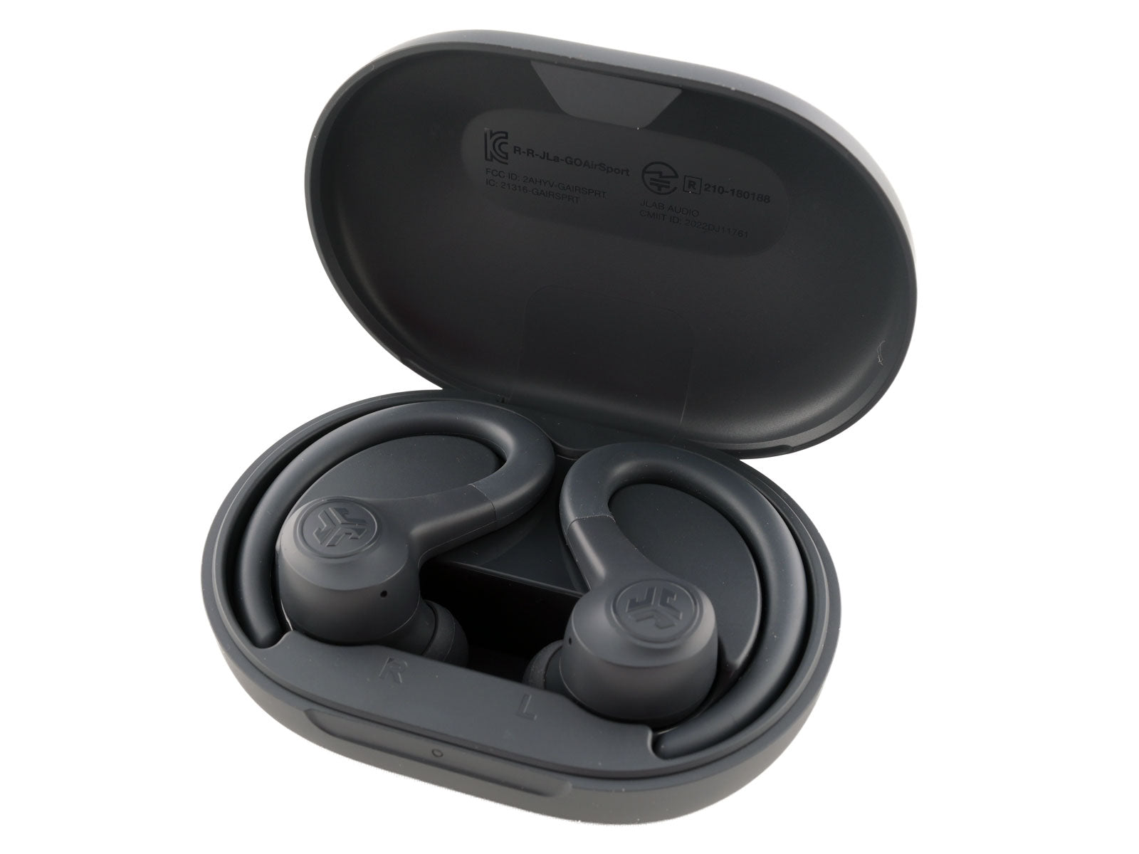 JLab GO Air Sport True Wireless Earbuds In-Ear Kopfhörer Schwarze kabellose Ohrhörer liegen in einem offenen, ovalen Ladeetui. Die Ohrhörer verfügen über flexible Ohrbügel.