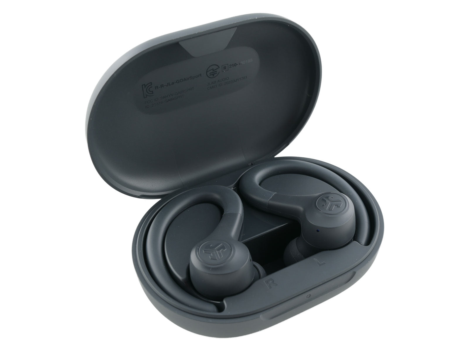 JLab GO Air Sport True Wireless Earbuds In-Ear Kopfhörer Schwarze kabellose Ohrhörer liegen in einem offenen Ladeetui. Der Hintergrund ist schlicht weiß und betont die Ohrhörer und das Gehäuse. Die Ohrhörer verfügen über Over-Ear-Bügel für Stabilität.