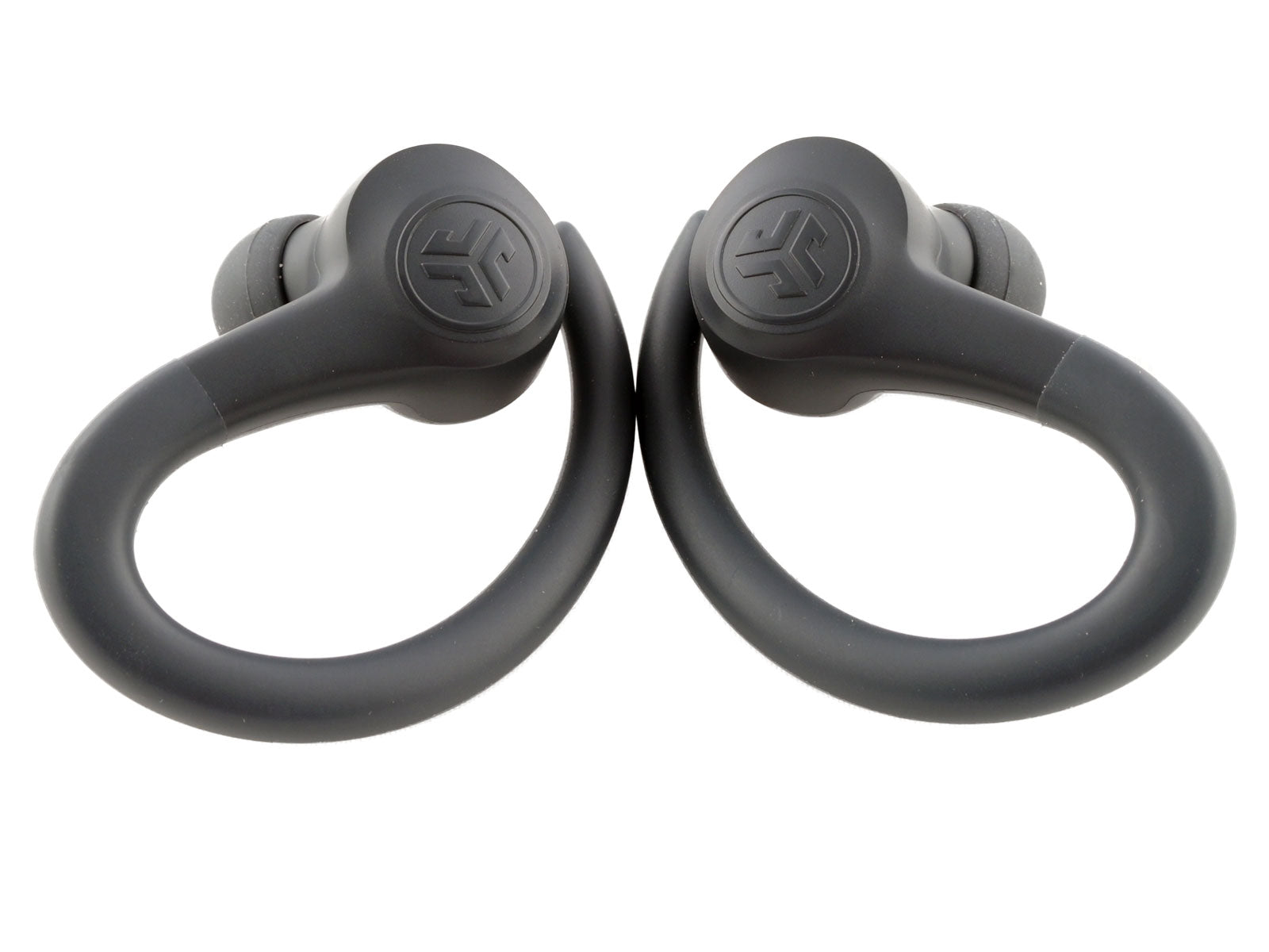 JLab GO Air Sport True Wireless Earbuds In-Ear Kopfhörer Paar schwarze kabellose Ohrhörer, jeweils mit gebogenem, flexiblen Bügel für sicheren Halt, nebeneinander auf weißem Hintergrund.