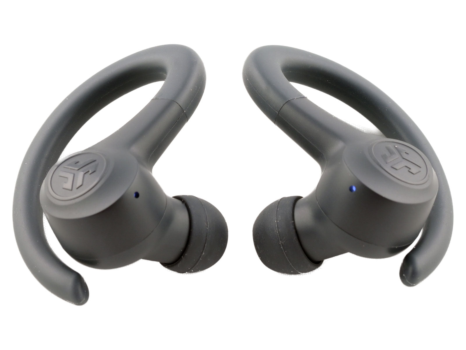 JLab GO Air Sport True Wireless Earbuds In-Ear Kopfhörer Schwarze kabellose Ohrhörer mit Over-Ear-Haken werden nebeneinander auf weißem Hintergrund platziert. Jeder Ohrhörer verfügt über eine kleine blaue LED-Anzeigeleuchte und das JLab-Logo auf der Außenfläche.