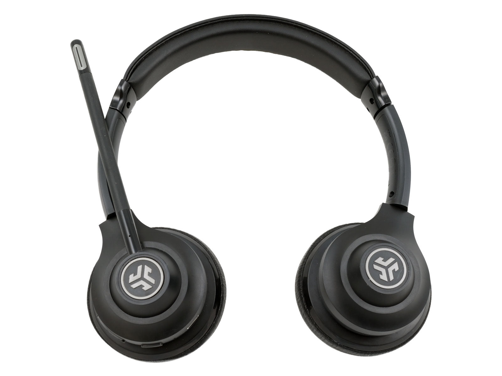 JLab Go Work Wireless & Wired On-Ear Headset Schwarzer Over-Ear-Bluetooth-Kopfhörer mit gepolsterten Ohrmuscheln und einem verstellbaren Mikrofon an der rechten Seite. Die Kopfhörer verfügen über einen gepolsterten Kopfbügel und kreisförmige Logos auf jeder Ohrmuschel.