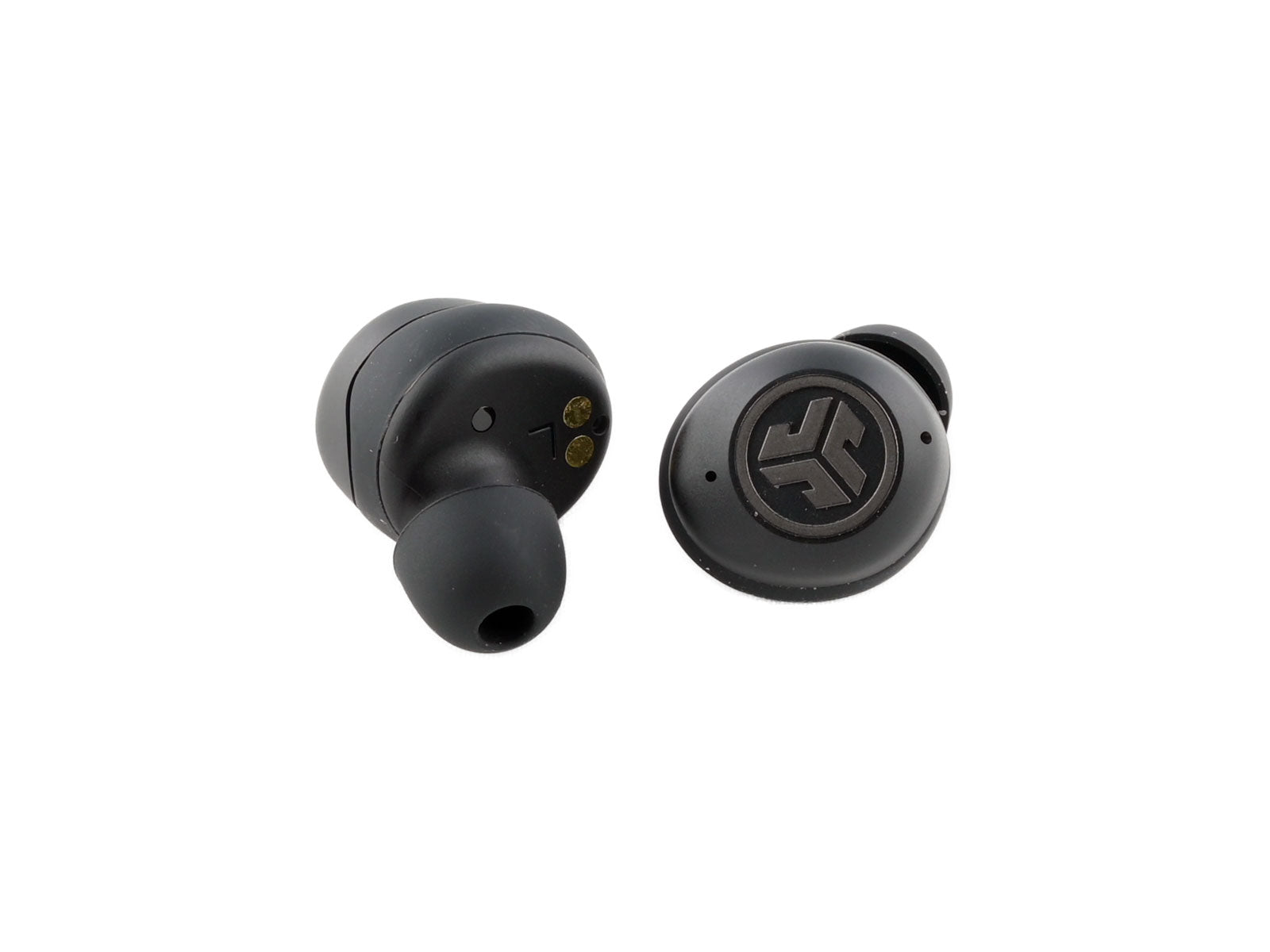 JLab JBuds Air ANC True Wireless Earbuds In-Ear Kopfhörer Vor einem weißen Hintergrund werden zwei schwarze kabellose Ohrhörer angezeigt; Ein Ohrhörer zeigt Ladekontakte, während der andere über eine Logo verfügt.
