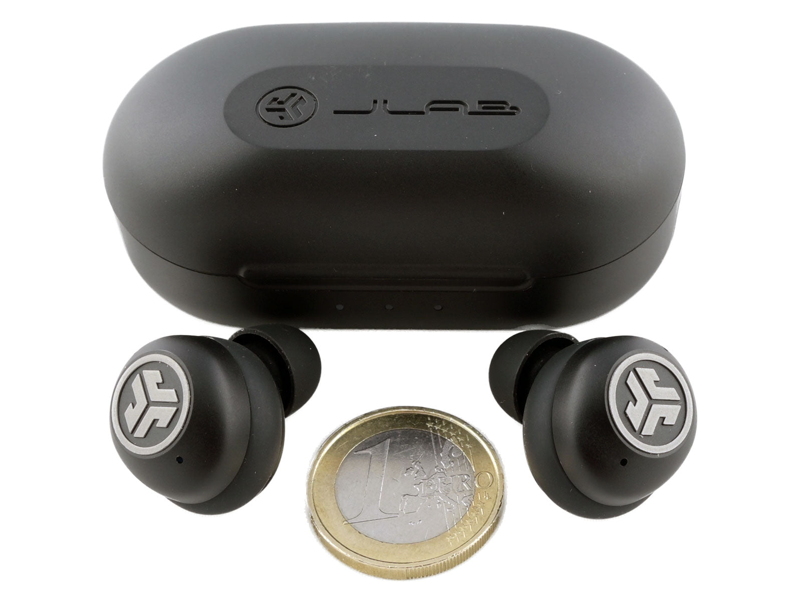 JLab JBuds Air ANC True Wireless Earbuds In-Ear Kopfhörer Zwei schwarze kabellose Ohrhörer mit dem JLab-Logo und einem Ladeetui dahinter, daneben eine Ein-Euro-Münze für den Größenvergleich auf weißem Hintergrund. 