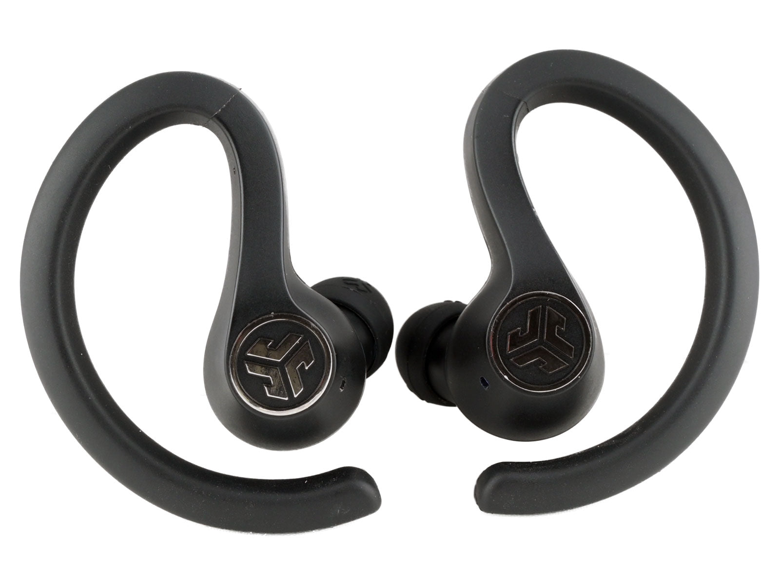 JLab JBuds Air Sport True Wireless Earbuds In-Ear Kopfhörer Schwarze kabellose Ohrhörer liegen nebeneinander vor einem weißen Hintergrund und verfügen über gebogene Ohrbügel und ein rundes Emblem mit dem Logo „JLab“ auf jedem Ohrhörer.
