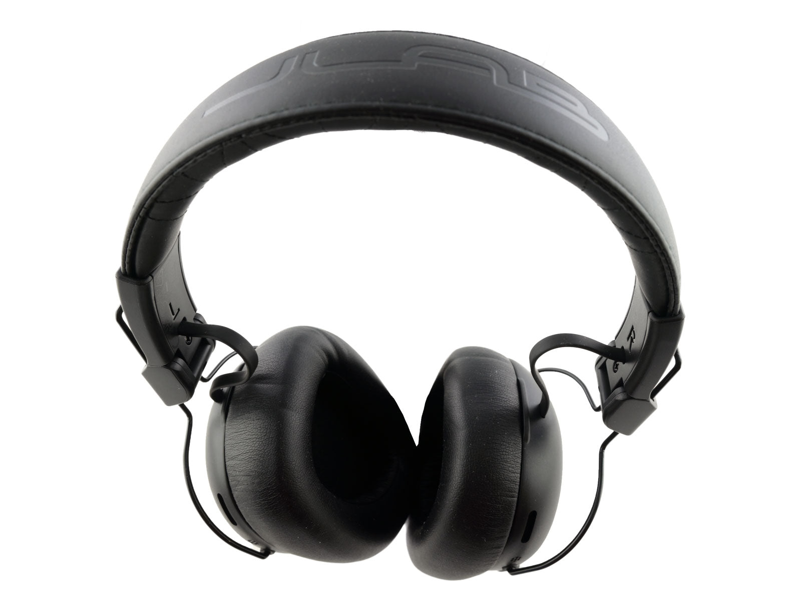 JLab Studio Pro ANC Wireless Over-Ear Kopfhörer Schwarze Over-Ear-Kopfhörer auf einer weißen Oberfläche. Die Kopfhörer verfügen über dicke, gepolsterte Ohrmuscheln und einen verstellbaren Kopfbügel, wobei jeweils ein Kabel die  Ohrmuscheln mit dem Bügel verbindet.